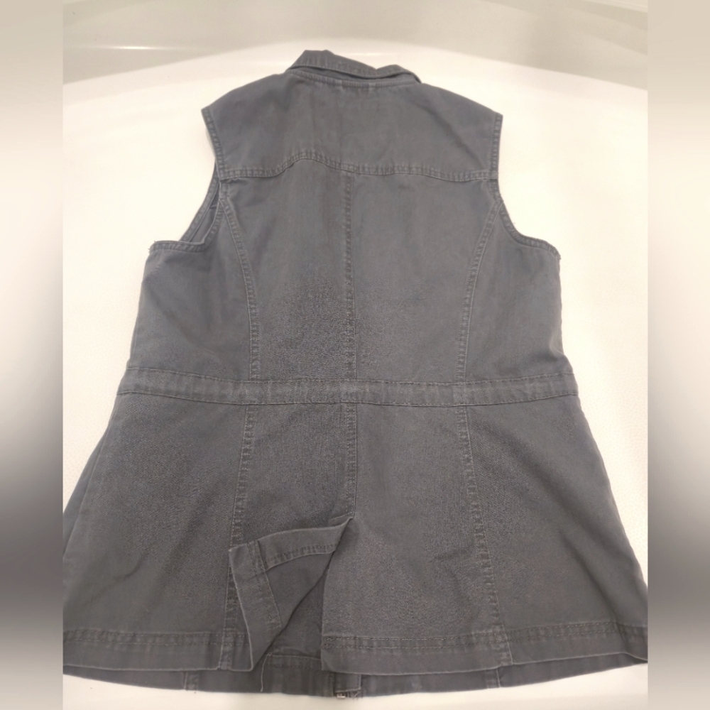 Sleeveless Zip-Up Vest - Picture 11 of 11